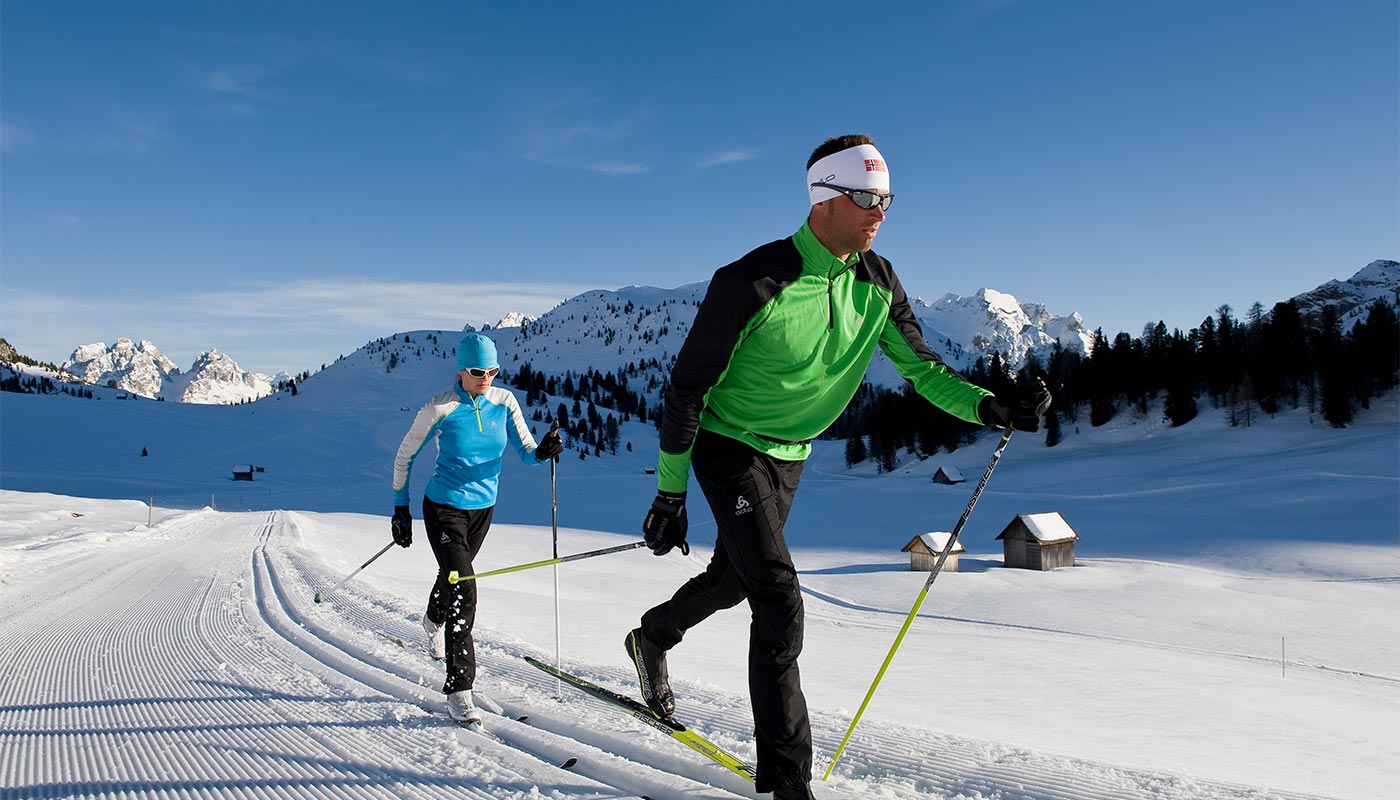 Two cross-country skiers on a hike around Hotel Gratschwirt