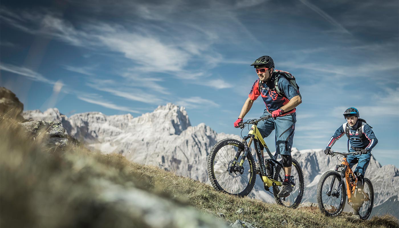 Due ragazzi affrontano un percorso in mountain bike in Val Pusteria