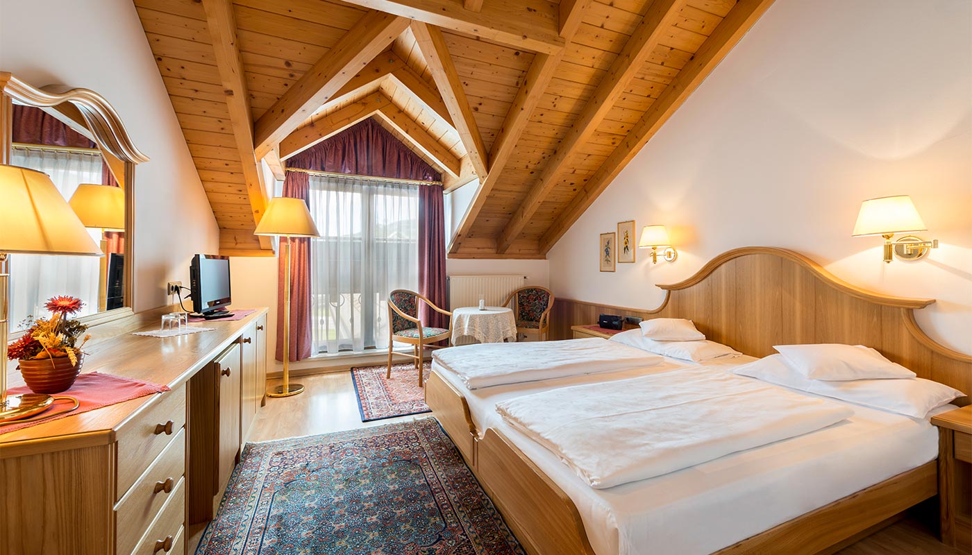 Eines der Zimmer des Hotels in Toblach