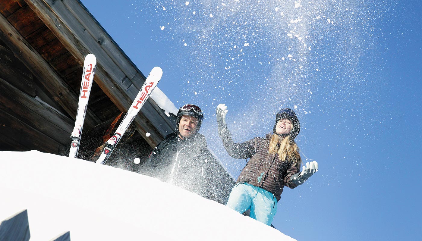 Ein Paar hat Spaß auf dem Schnee rund um das Hotel Gratschwirt